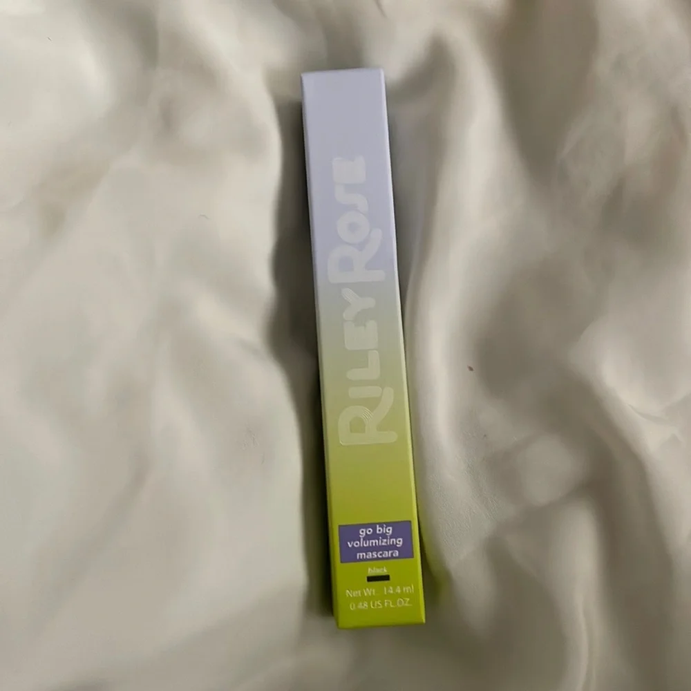 Riley Rose go big volumizing mascara BLACK NEW!